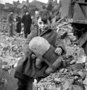 Toni_Frissell,_Abandoned_boy,_London,_1945